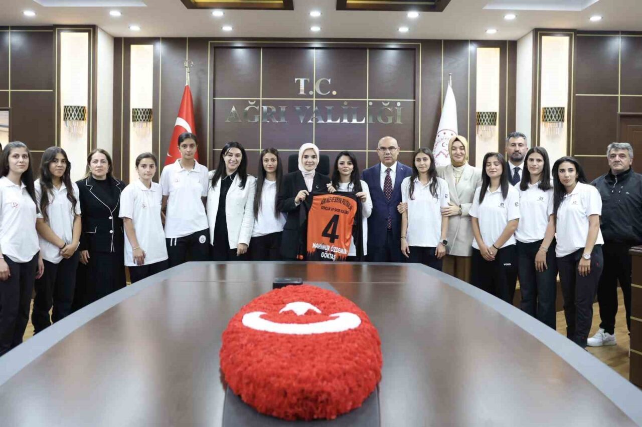 Aile ve Sosyal Hizmetler Bakanı Mahinur Özdemir Göktaş, 2. Lig'de