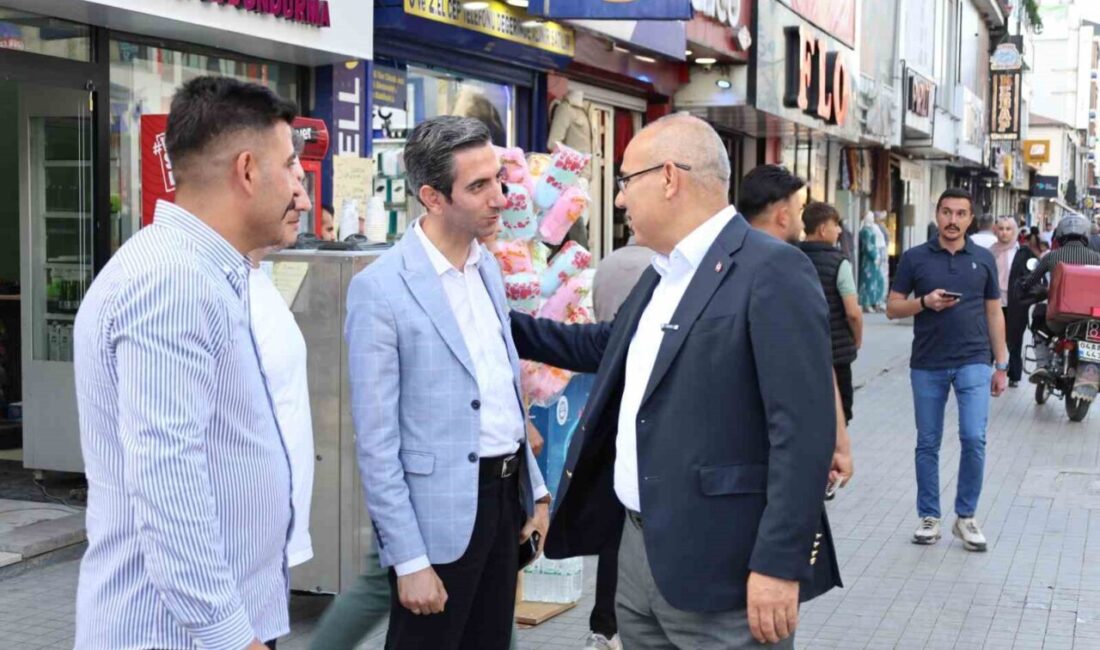 Ağrı Valisi Mustafa Koç, esnafla görüştüğü Cumhuriyet ve Kağızman caddelerinde,