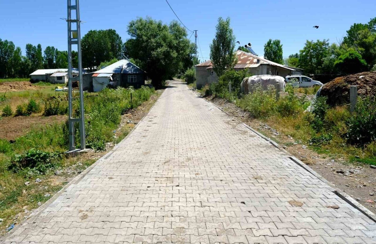 Ağrı'nın Merkez ilçesindeki Eliaçık köyü, 7 bin metrekarelik kilit parke