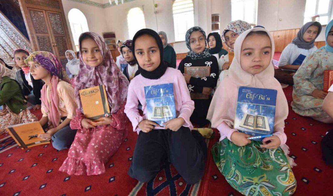 Bitlis'in Ahlat ilçesinde, yaz Kur'an kursları için, Akkoyunlu Camii'nde açılış