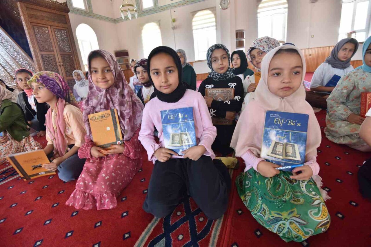 Bitlis'in Ahlat ilçesinde, yaz Kur'an kursları için, Akkoyunlu Camii'nde açılış