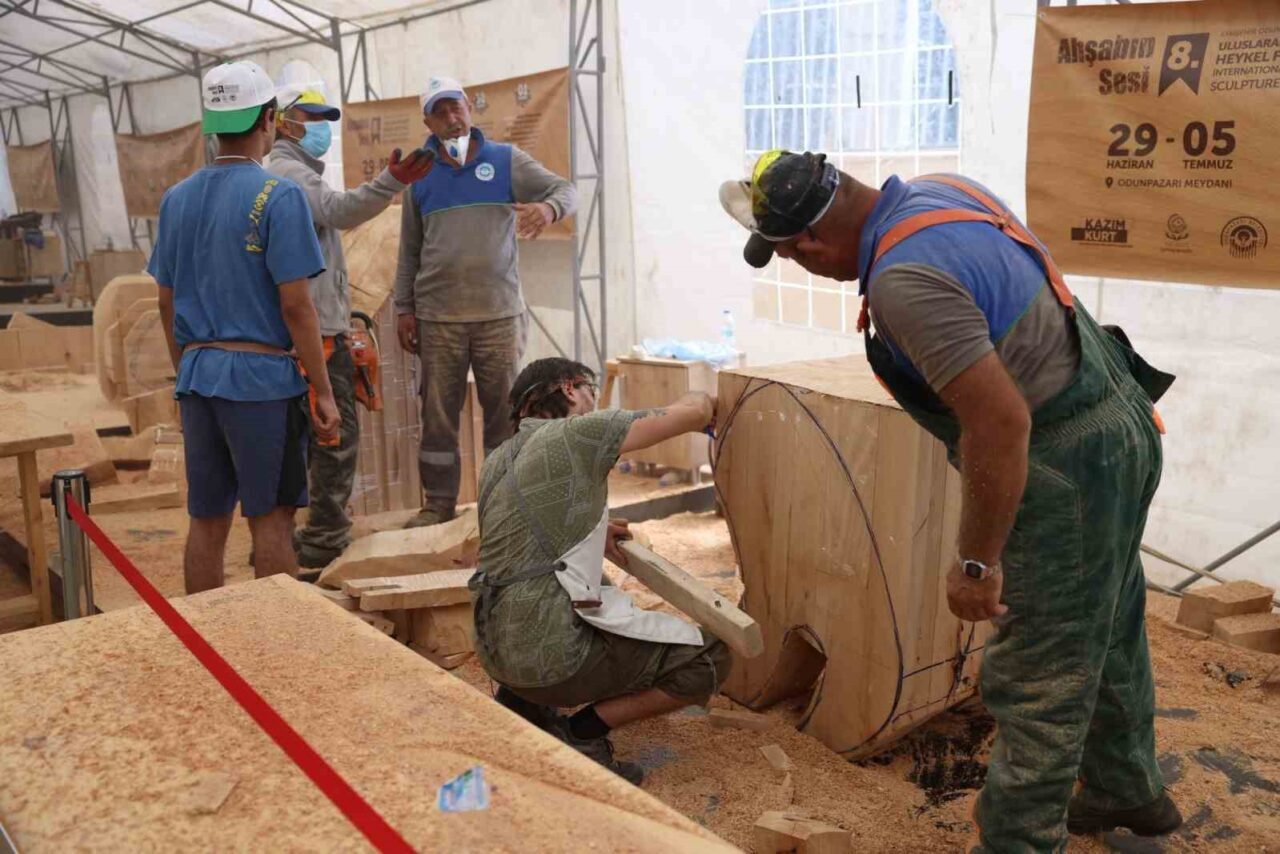 Odunpazarı'ndaki 8. Uluslararası Ahşap Heykel Festivali, sanatı ve kültürü kutlayarak