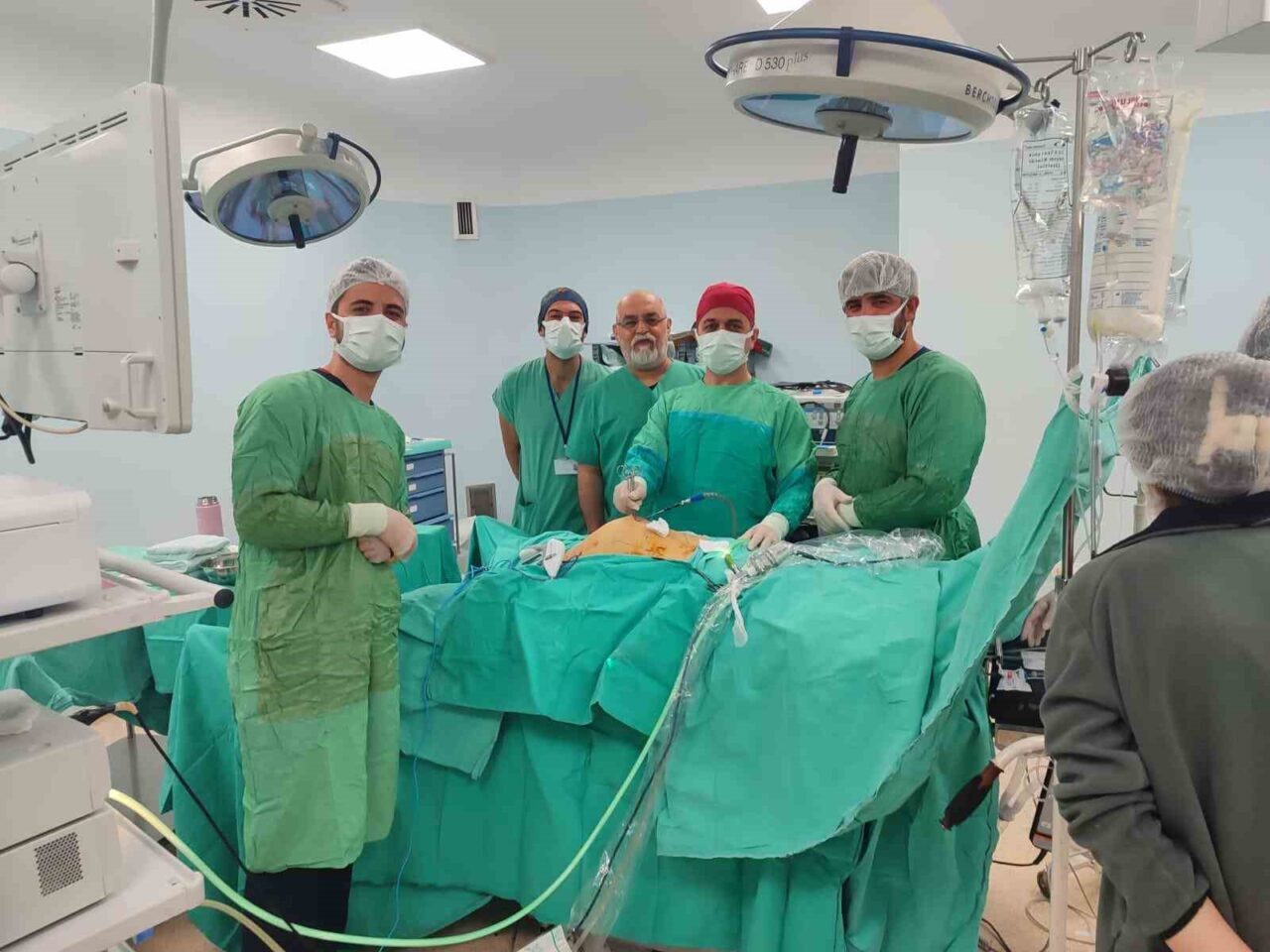 Akhisar Mustafa Kirazoğlu Devlet Hastanesi, kalın bağırsak kanseri ameliyatını kapalı