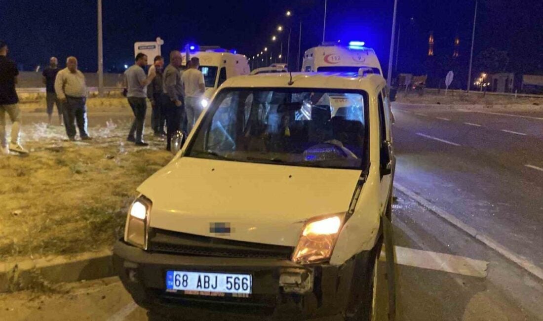 Aksaray'da hafif ticari araç ile otomobilin çarpıştığı kazada 20 yaşındaki