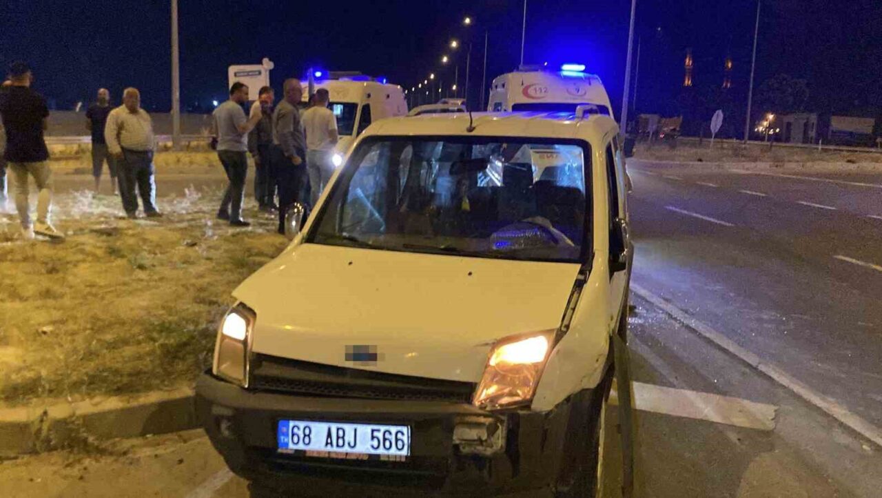 Aksaray'da hafif ticari araç ile otomobilin çarpıştığı kazada 20 yaşındaki