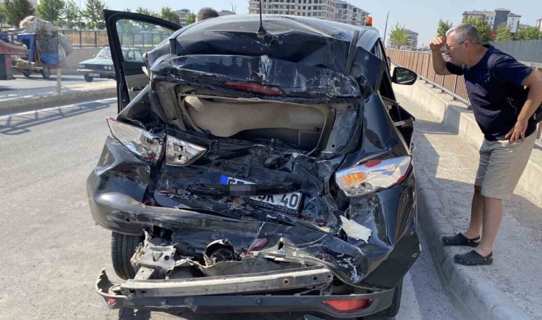 Aksaray'da İ.T. (52) yönetimindeki otomobile, O.B. (39) idaresindeki kamyon çarptı.