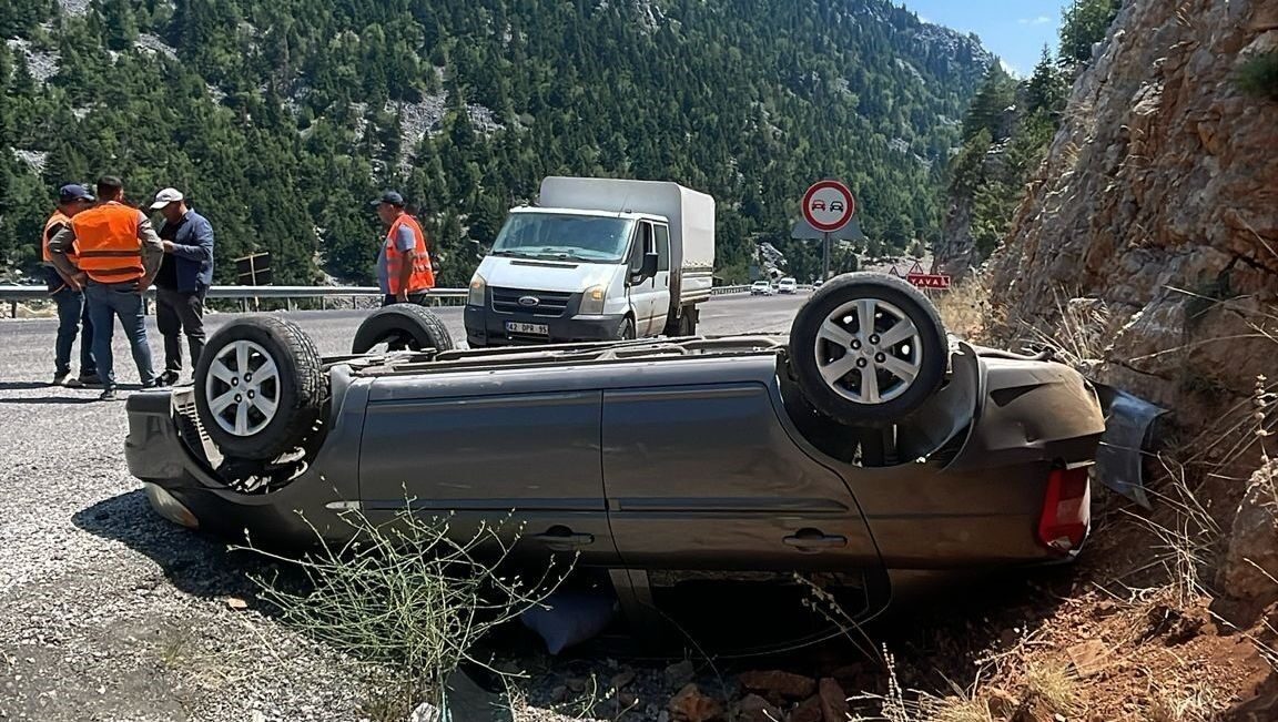 Antalya'nın Akseki ilçesinde Rüya A. (20) yönetimindeki otomobil kayalıklara çarparak