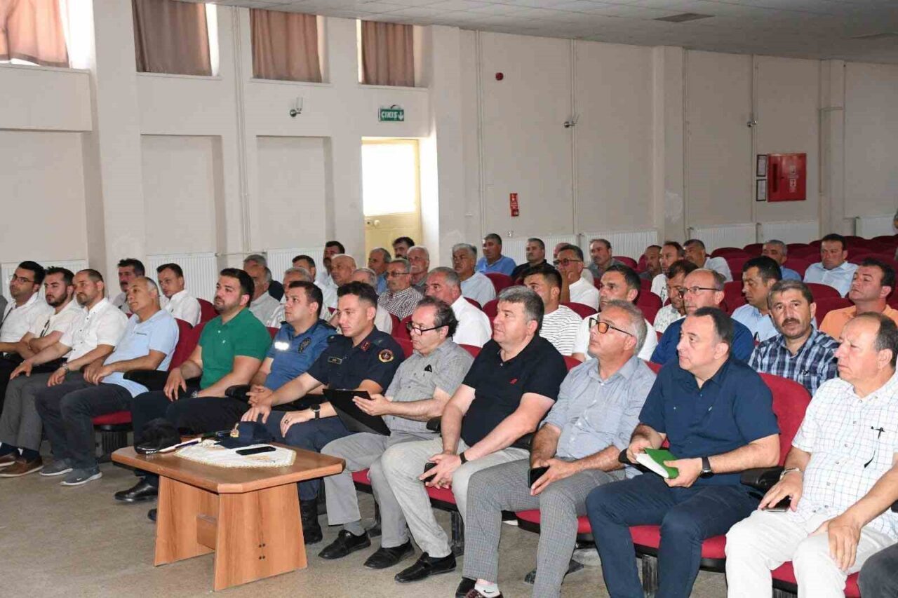 Samsun Alaçam'da Kaymakam Fatih Kayabaşı başkanlığında yapılan muhtarlar toplantısında orman