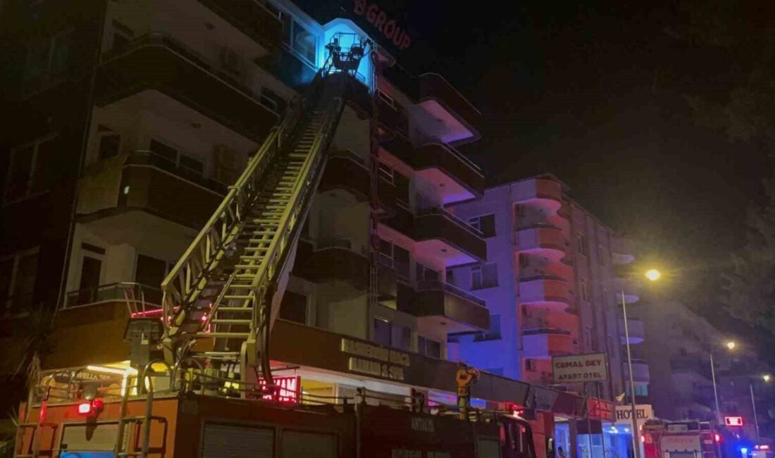 Antalya'nın Alanya ilçesindeki bir apart otelde gece yarısı çıkan yangın