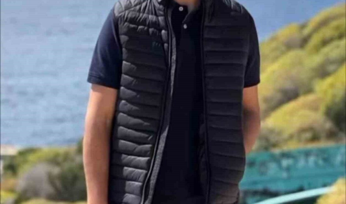 Antalya'nın Alanya ilçesinde, 19 yaşındaki Serkan Yaman, balkonunda demir kesimi