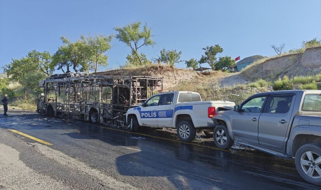 Kayseri’nin Hacılar ilçesinde bir halk otobüsü bilinmeyen bir nedenle alev