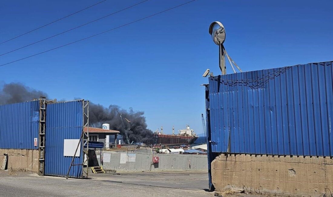 İzmir'in Aliağa ilçesinde bir tanker gemisinde çıkan yangın, gemi söküm