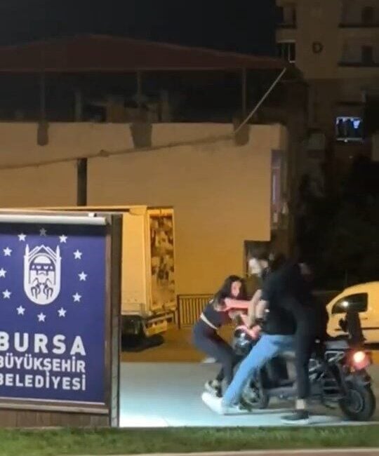 Bursa'nın Yıldırım ilçesinde alkollü olduğu öne sürülen bir genç kız,
