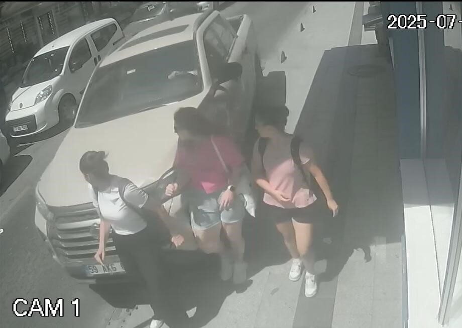 Tekirdağ'ın Çorlu ilçesinde, alkolündan etkilenmiş sürücü Ö.K.'nin aracı, kaldırımda yürüyen