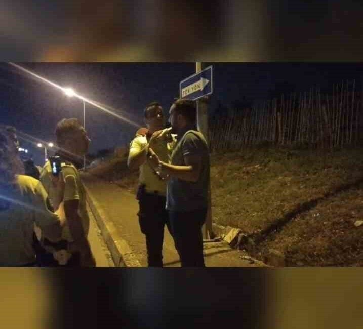 Sancaktepe'de trafik denetiminde alkolmetreye üflemeyi reddeden sürücü, polise zor anlar