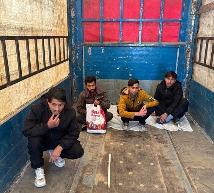Amasya'da polis, kaçak göçmen taşıdığı düşünülen bir tırı durdurdu. Tırda,