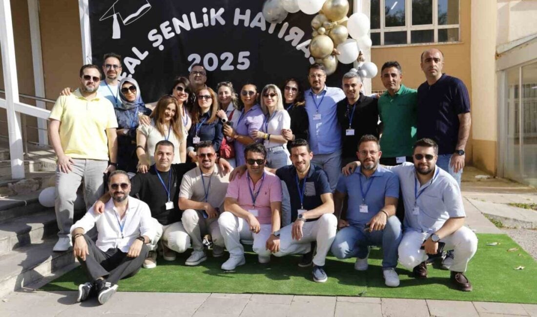 Erzurum Merkez Anadolu Lisesi mezunları, EAL Mezunları Derneği'nin düzenlediği 1.