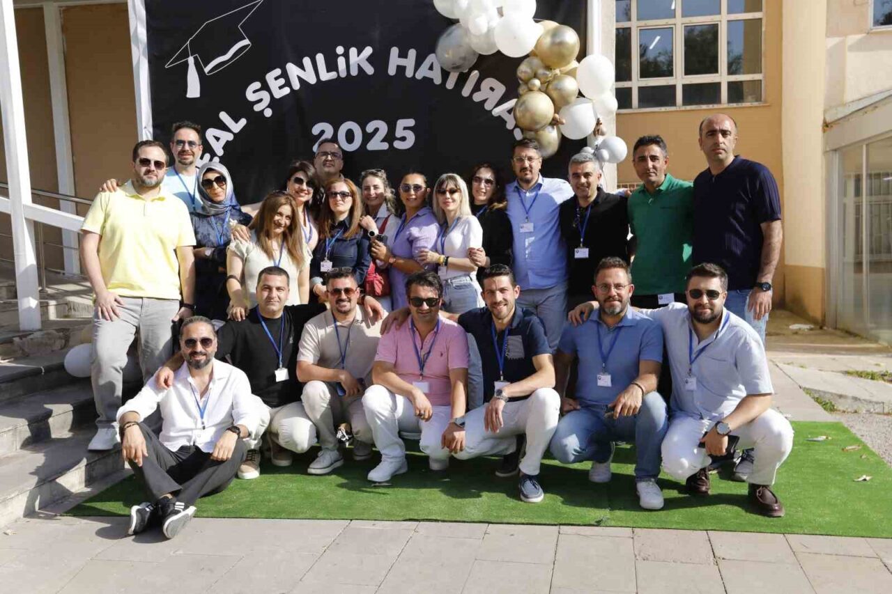 Erzurum Merkez Anadolu Lisesi mezunları, EAL Mezunları Derneği'nin düzenlediği 1.