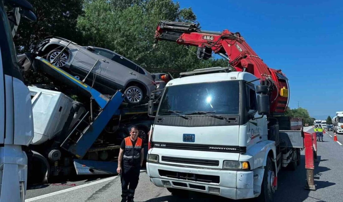Anadolu Otoyolu'nda, Sakarya'da sıfır kilometre Togg araçları taşıyan tır, önündeki