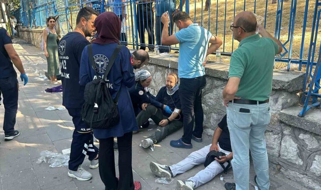 Ankara'nın Keçiören ilçesinde bir belediye otobüsünün iki hafif ticari araca