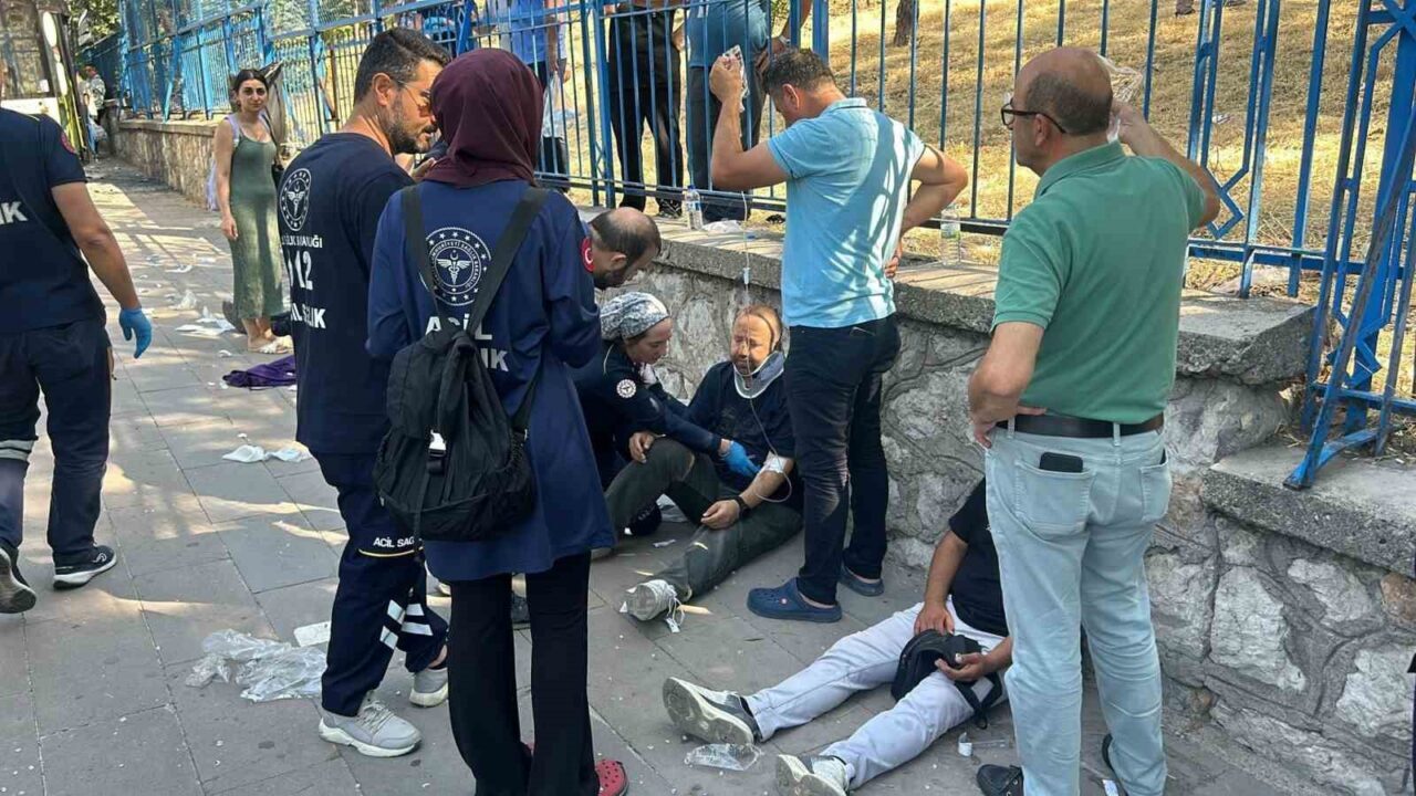 Ankara'nın Keçiören ilçesinde bir belediye otobüsünün iki hafif ticari araca