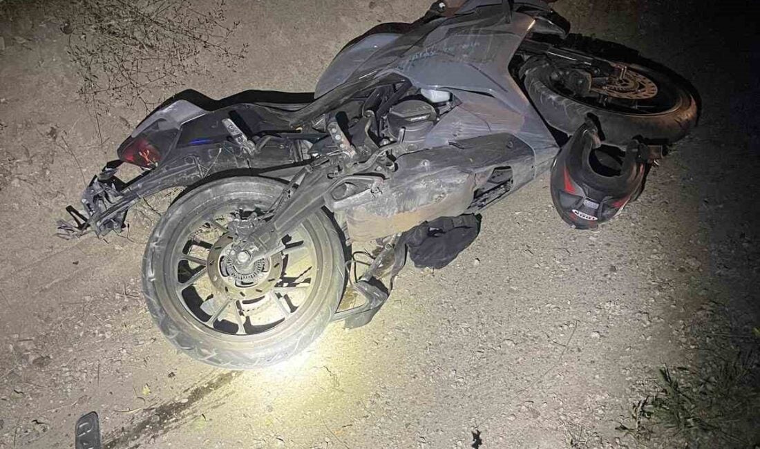 Ankara'nın Çubuk ilçesinde motosiklet ile çekici kamyonun kafa kafaya çarpışması
