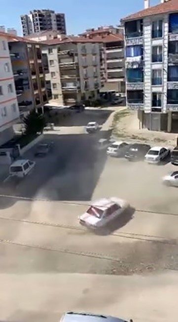 Ankara'nın Sincan ilçesinde drift atan bir sürücü, Menderes Mahallesi'nde mahalle