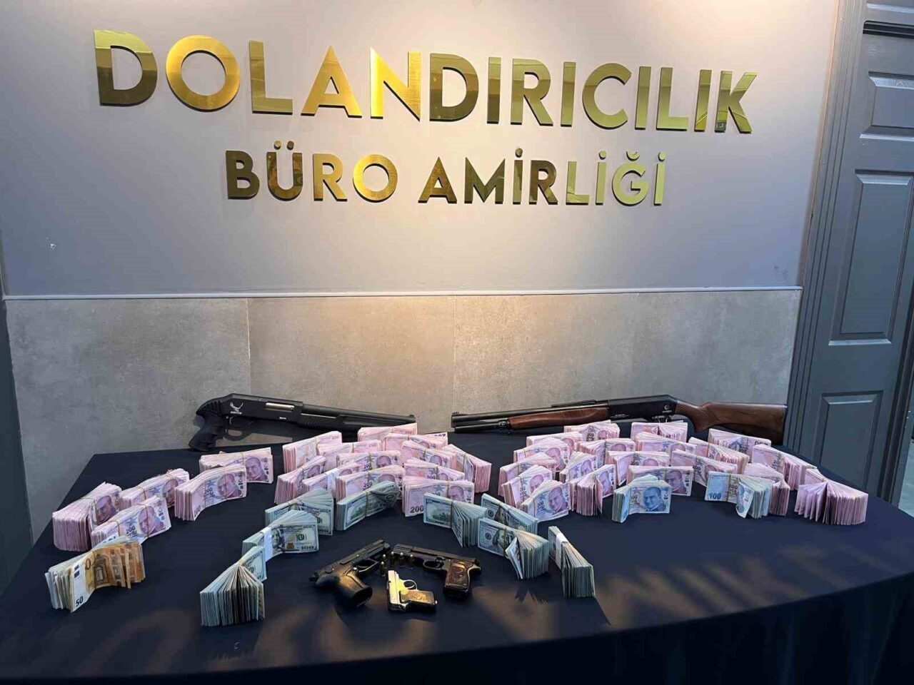 Ankara Cumhuriyet Başsavcılığı, "Kafes Operasyonu" kapsamında 25 kişiyi gözaltına aldı.