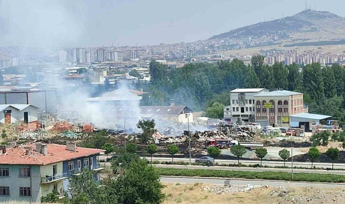 Ankara'nın Altındağ ilçesinde Gültepe Mahallesi'nde çıkan yangın, rüzgarın etkisiyle hızla