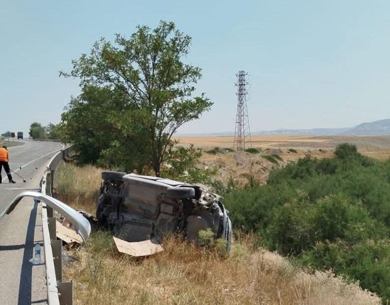 Ankara'da Beypazarı yönünden gelen bir otomobil, bariyere çarpıp takla attı.