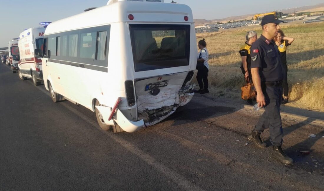 Ankara'nın Sincan ilçesinde bir otomobilin işçi servisine çarpması sonucu 06