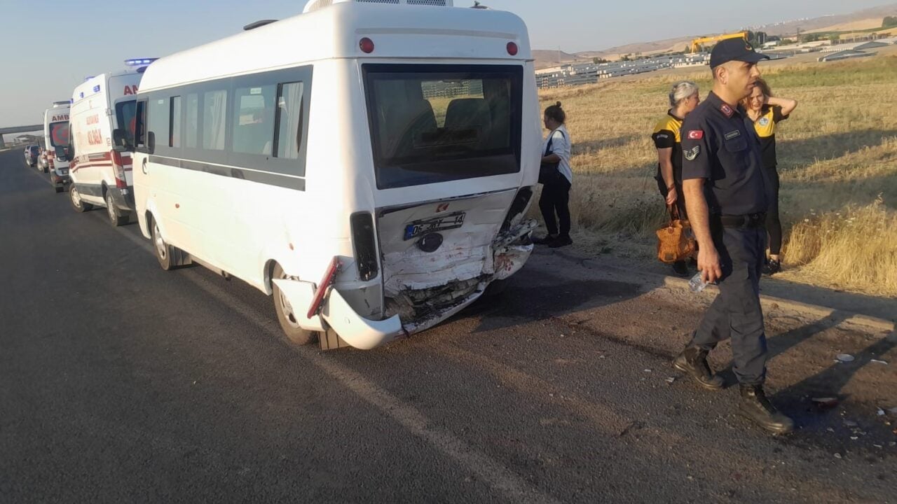 Ankara'nın Sincan ilçesinde bir otomobilin işçi servisine çarpması sonucu 06