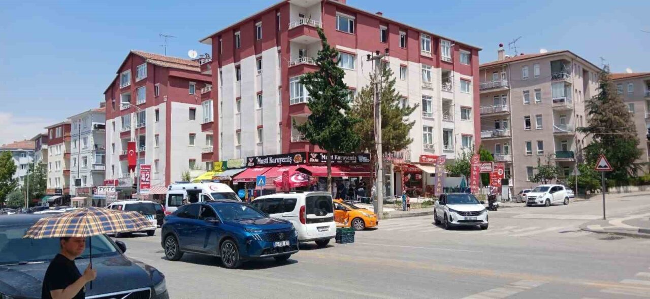Ankara'nın Sincan ilçesinde bir otomobil ile taksinin çarpıştığı kazada, taksi