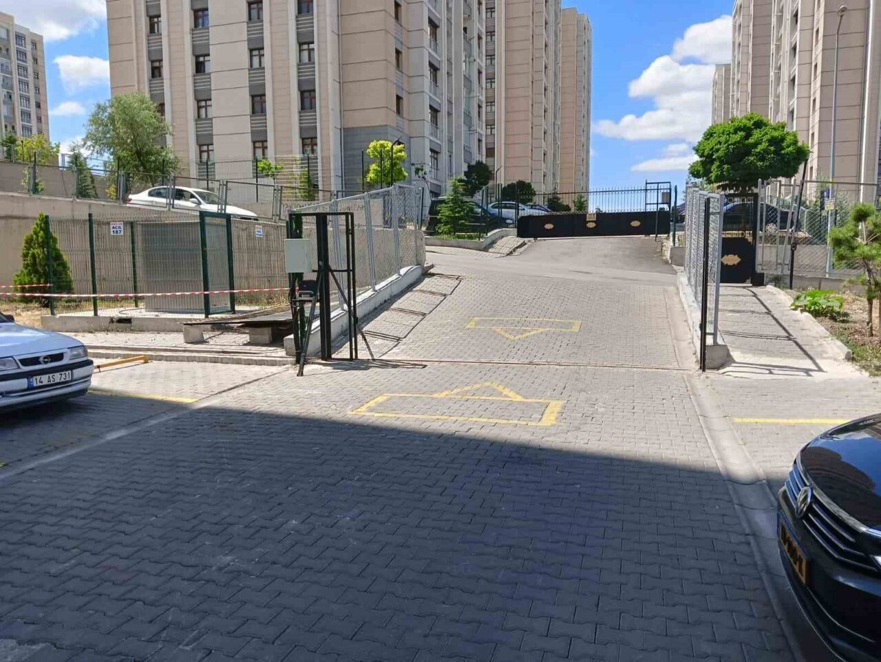 Ankara Mamak'ta C.Y., tartıştığı eşi ve ailesinin üzerine aracını sürdü.