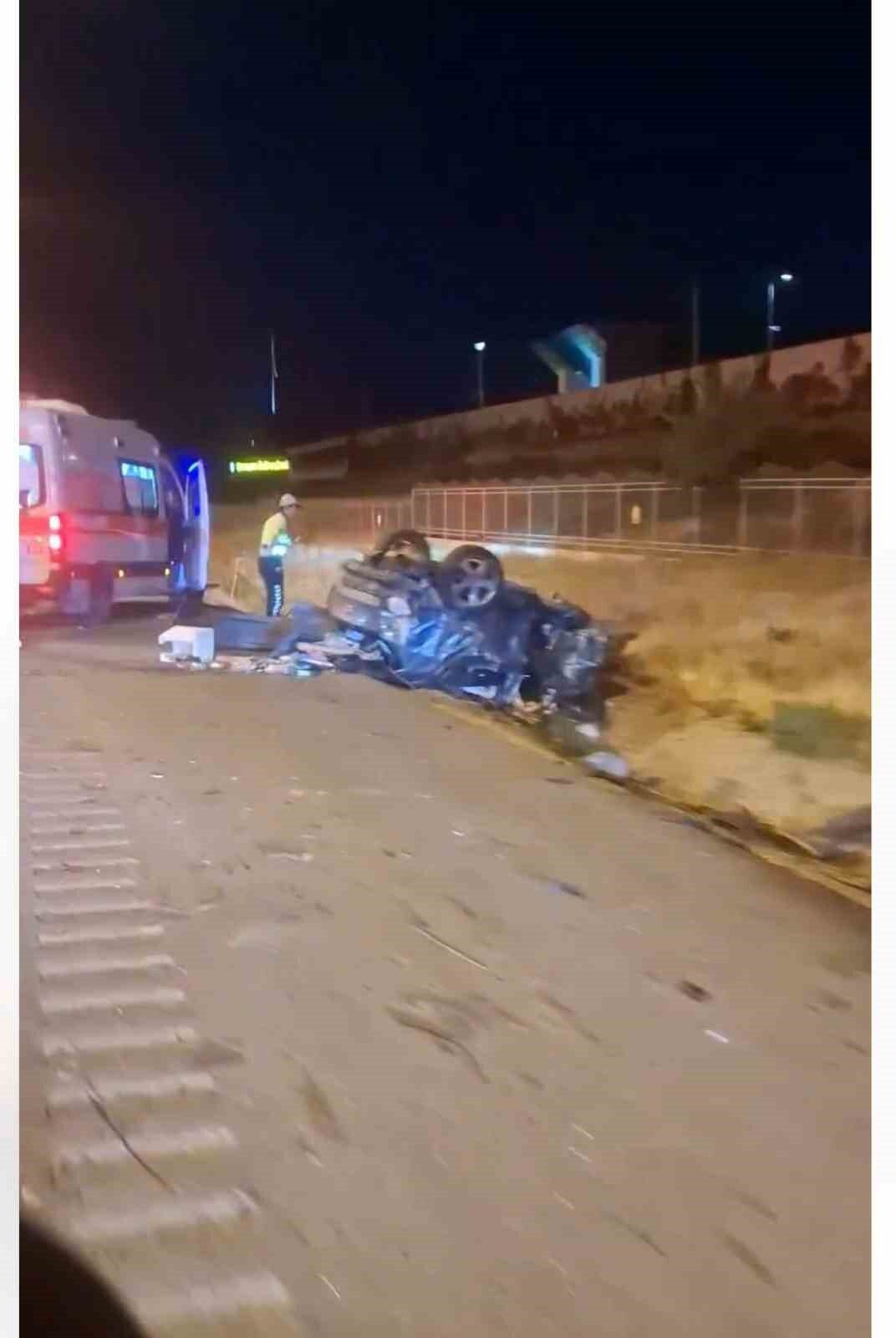 Ankara'nın Etimesgut ilçesinde bir otomobil ters yöne girerek diğer bir