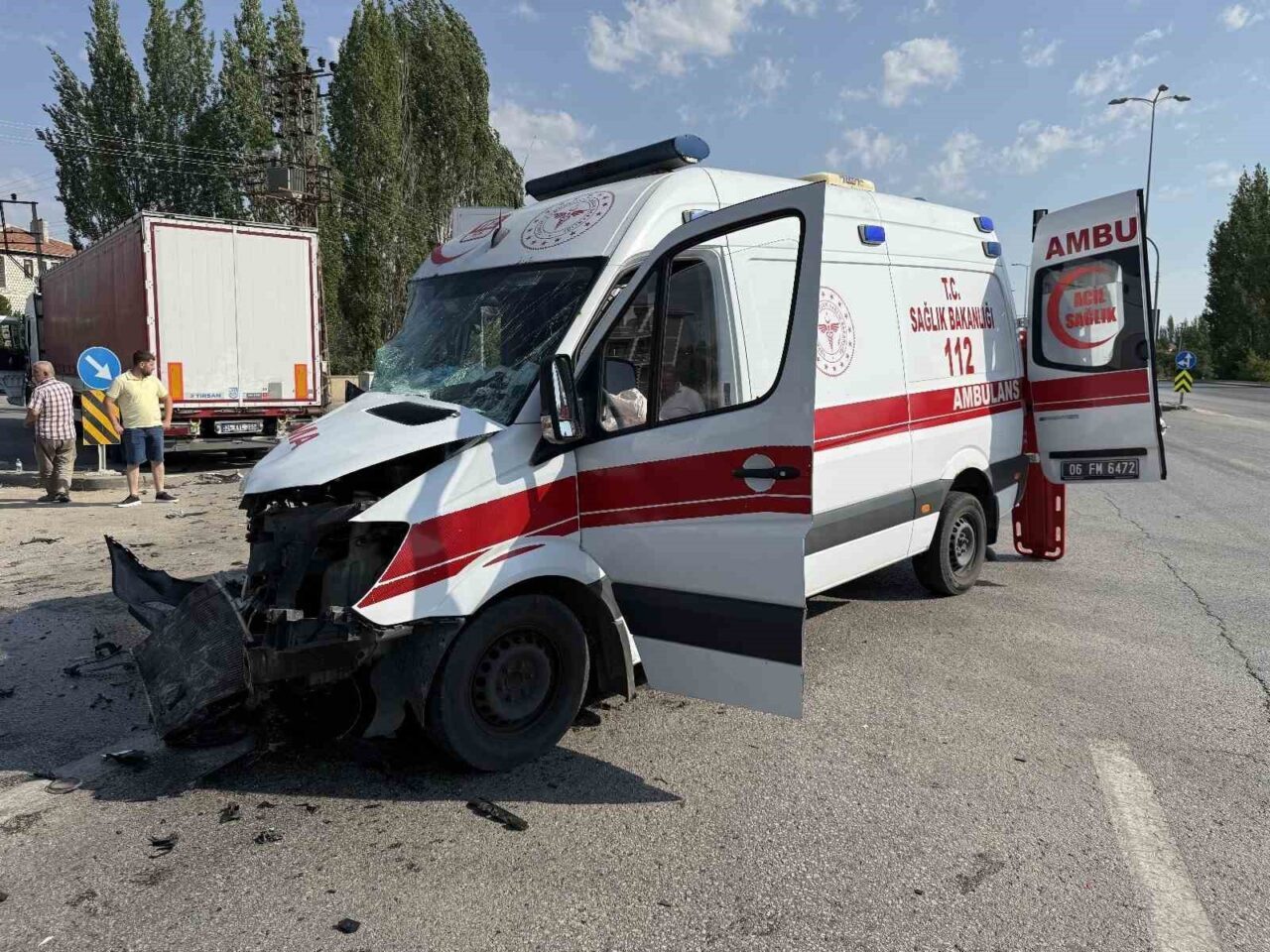 Ankara’nın Çubuk ilçesinde, ambulans ile tırın çarpışması sonucu 3’ü sağlık