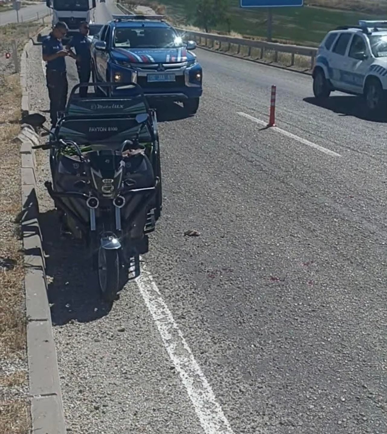 Beypazarı'nda bir tır, tek şeritli yolda ilerleyen 3 tekerli motosikleti