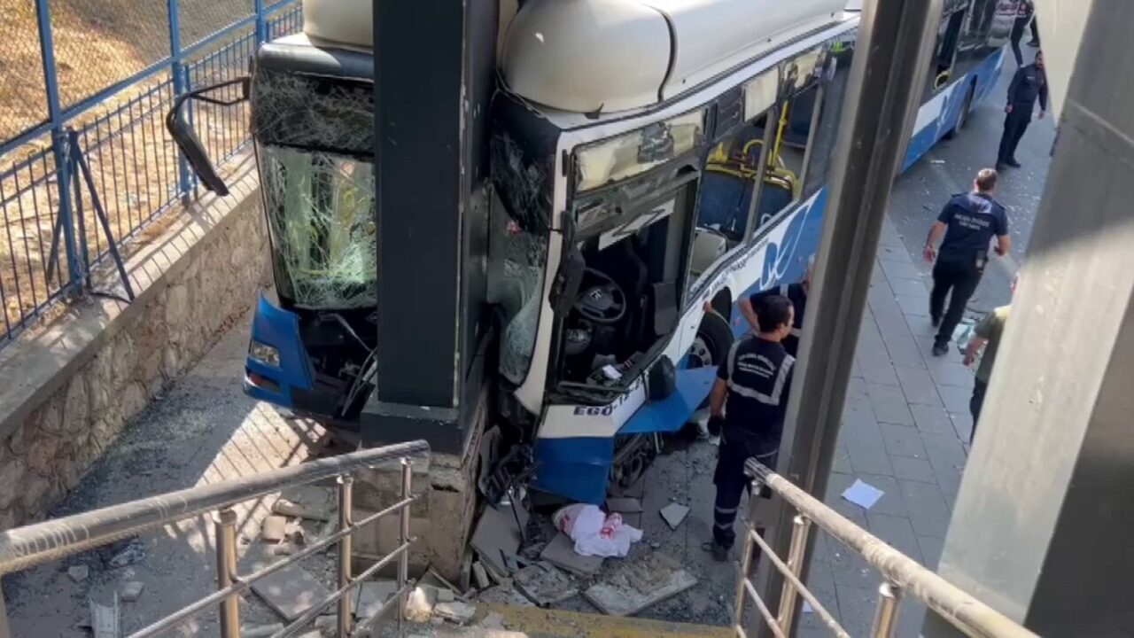 Ankara'nın Keçiören bölgesinde bir EGO otobüsü kaza geçirdi; olayda birçok