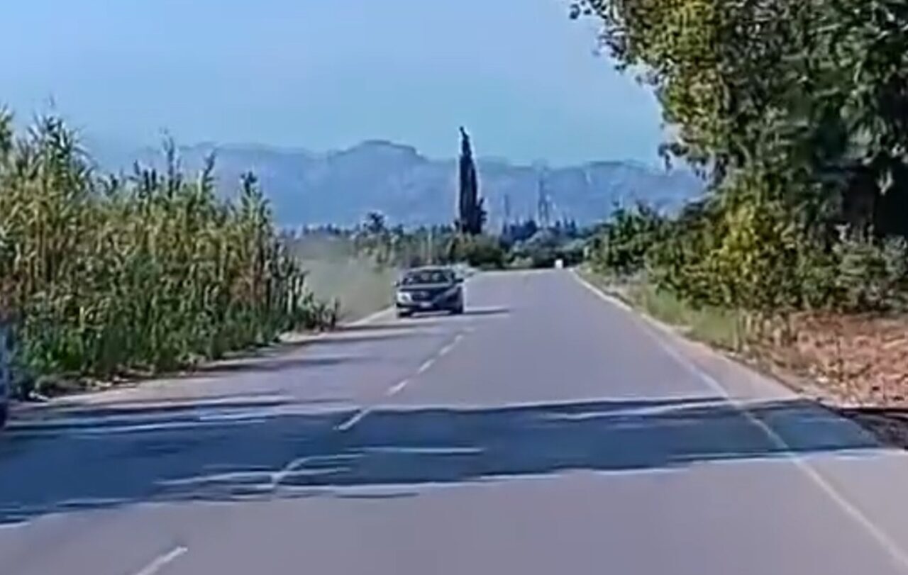 Antalya'nın Serik ilçesinde Zeynep K. yönetimindeki otomobil, sürücünün direksiyon hakimiyetini