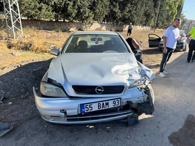 Hatay'ın Antakya ilçesinde bir otomobil ve minibüsün çarpıştığı kazada iki