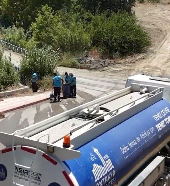 Antakya Belediyesi, Karaali Mahallesi'nde etkili olan orman yangınının ardından temizlik