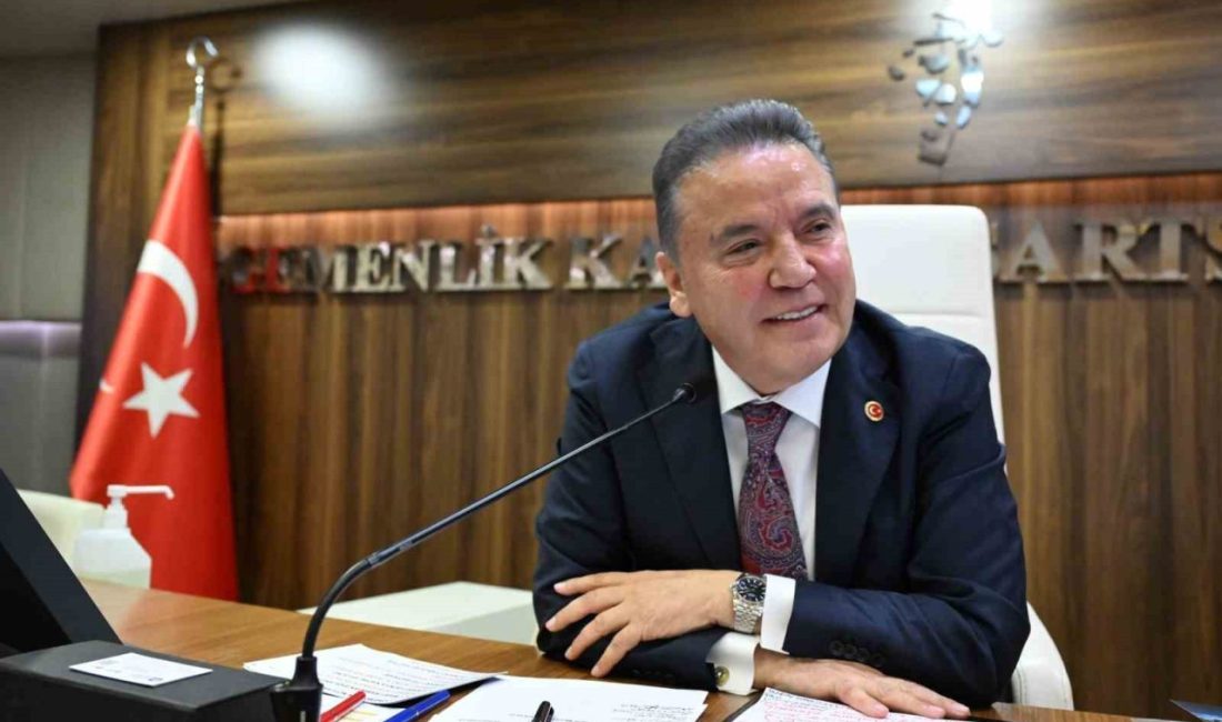 Antalya Büyükşehir Belediye Başkanı Muhittin Böcek, rüşvet soruşturmasında suçlamaları reddetti.