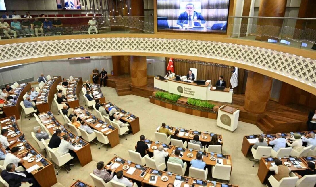 Antalya Büyükşehir Belediye Başkanı Muhittin Böcek, rüşvet soruşturması nedeniyle tutuklanarak