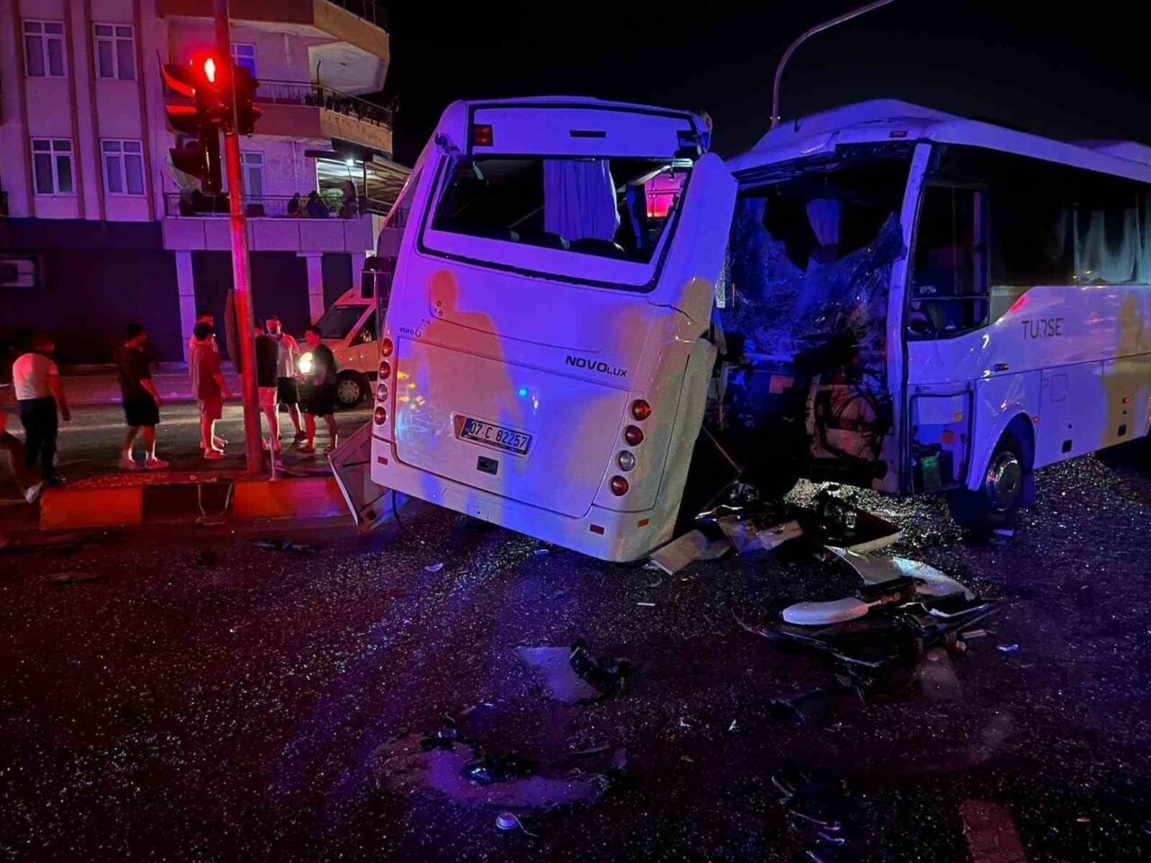 Antalya'nın Serik ilçesinde meydana gelen midibüs kazasında 6 kişi yaralandı.