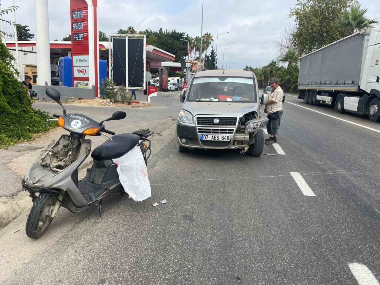 Antalya'nın Serik ilçesinde hafif ticari aracın motosikletle çarpışması sonucu Mehmet