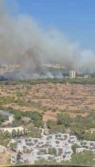 Antalya'nın Muratpaşa ilçesi Lara mevkiinde meydana gelen orman yangınına itfaiye