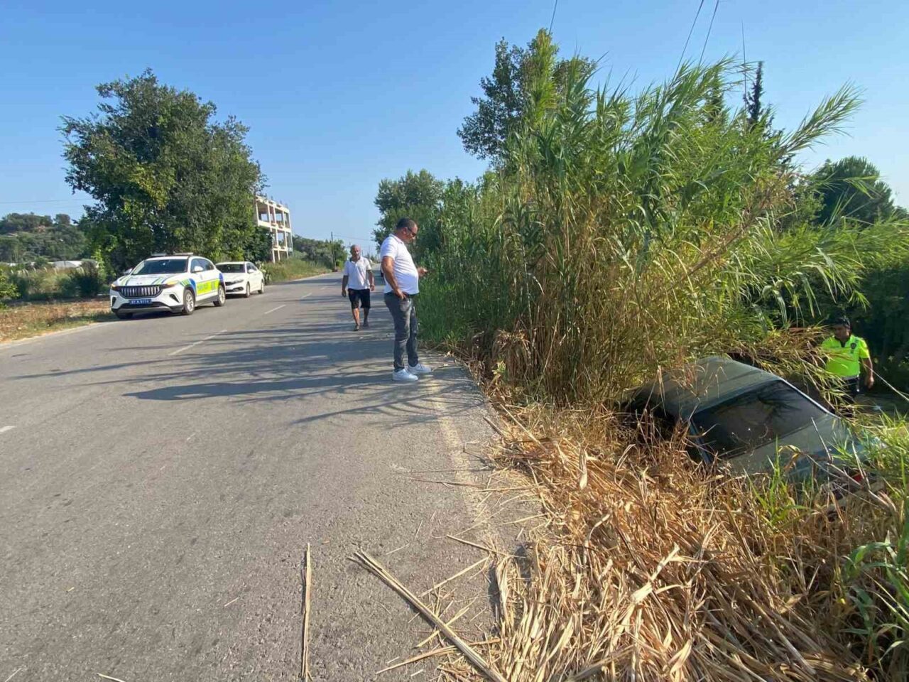 Antalya'nın Serik ilçesinde Zeynep K.'nın kullandığı otomobil, Kökez Mahallesi'nde şarampole