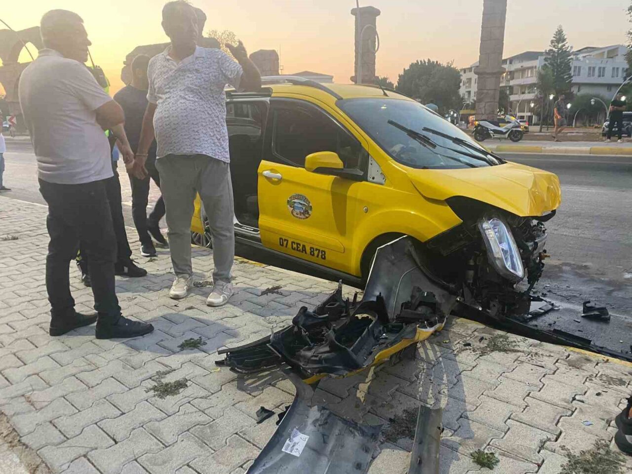 Antalya'nın Serik ilçesinde ticari taksi ile otomobilin çarpışması sonucu 5'i