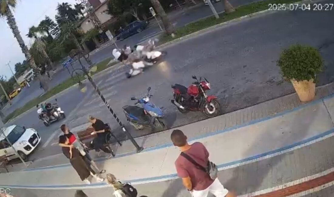 Antalya'nın Manavgat ilçesinde, yaya geçidinde turistleri görerek ani fren yapan