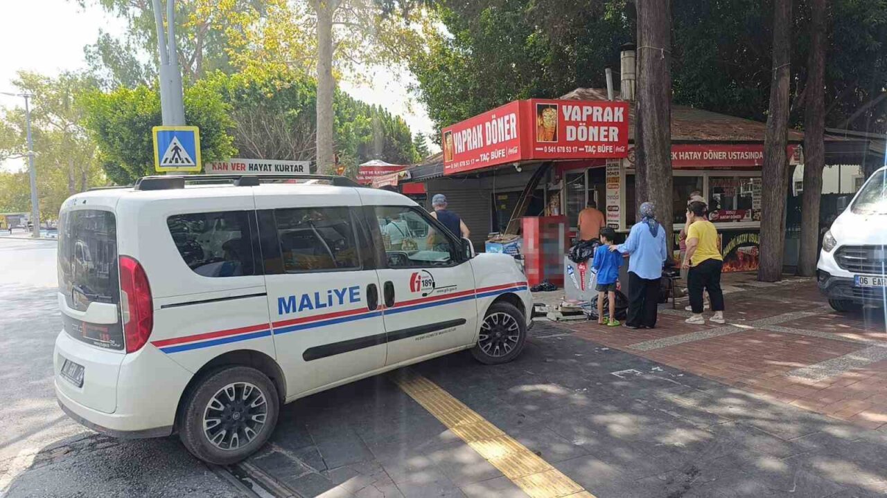 Antalya’nın Manavgat ilçesinde, Hasan Aygün'un "Simitçi Baba" olarak tanınan simitçi,